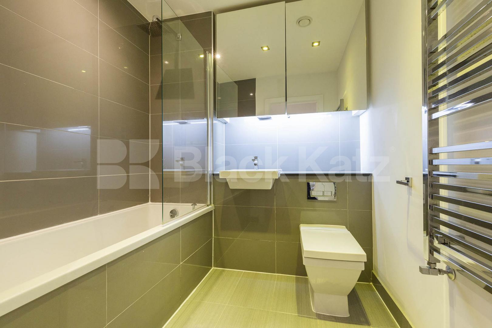 3 bed 3 bath property in the heart of east London with a Terrace Heneage Street , White Chapel  